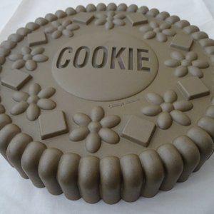 **HOST PICK**Chicago Metallic Cookie Cake Pan 9"